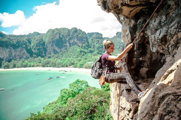 Nybörjare Full Day Rock Climbing och Caving Tours på Railay Beach i Krabi