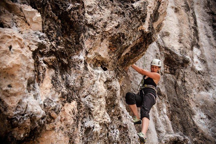 Nybörjare Full Day Rock Climbing och Caving Tours på Railay Beach i Krabi