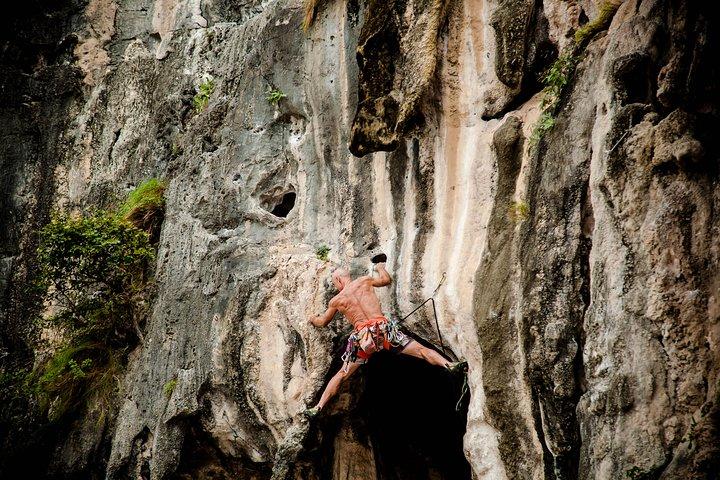 Nybörjare Full Day Rock Climbing och Caving Tours på Railay Beach i Krabi