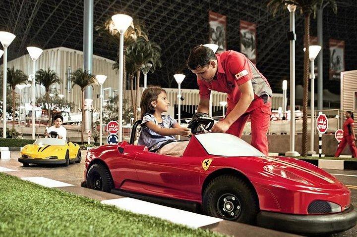 ドバイからのフェラーリ・ワールド・エントリー・チケット（ホテルからの送迎付き）