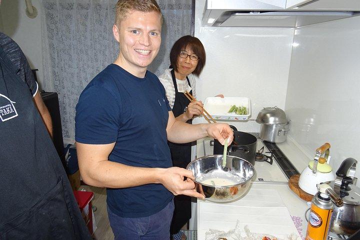 日本文化と日本食の体験教室「折り紙、うどん打ち、和食、抹茶、書道」のすべてを４時間で体験