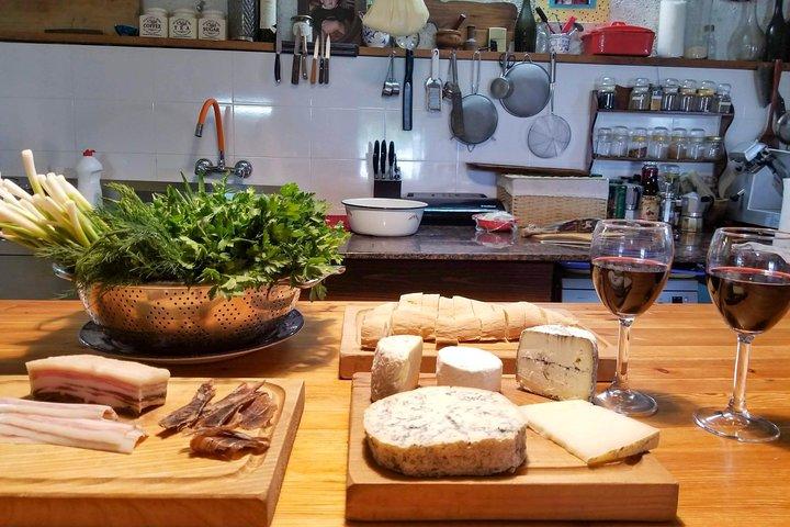 Esperienza gastronomica privata da fattoria a tavola in una fattoria di formaggi in campagna