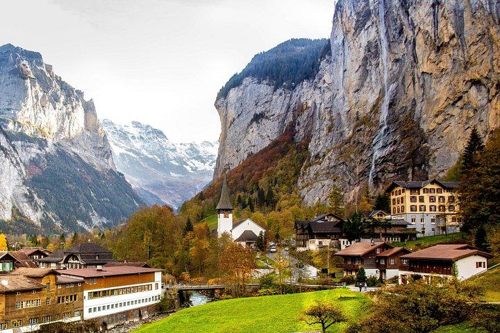 チューリッヒ発ユングフラウヨッホ日帰り旅行：スイスアルプス＆ベルネーゼオーバーラント