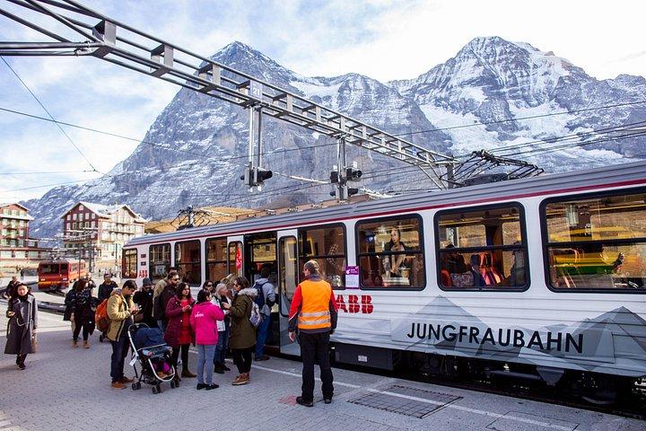 チューリッヒ発ユングフラウヨッホ日帰り旅行：スイスアルプス＆ベルネーゼオーバーラント