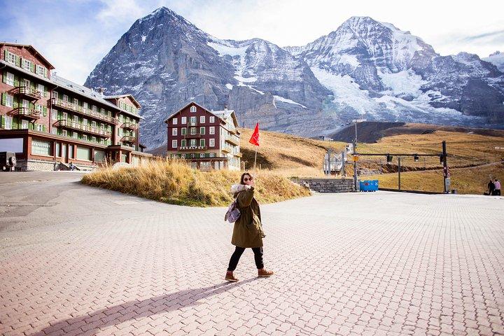 チューリッヒ発ユングフラウヨッホ日帰り旅行：スイスアルプス＆ベルネーゼオーバーラント