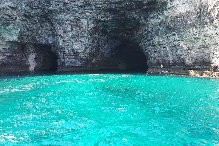 マルタプライベートボートツアー：ゴゾ島、コミノ島、ブルーラグーンクリスタルラグーン