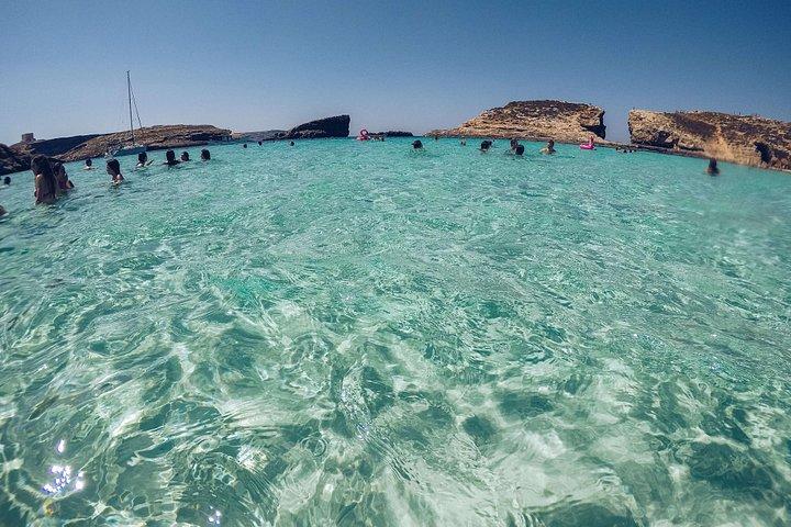 マルタプライベートボートツアー：ゴゾ島、コミノ島、ブルーラグーンクリスタルラグーン