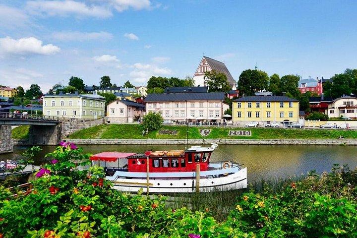 Excursão privada pela cidade de Helsínquia e Porvoo Medieval de carro de luxo