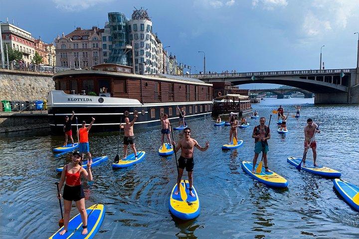 Stand-up paddleboarding på floden Vltava i Prag