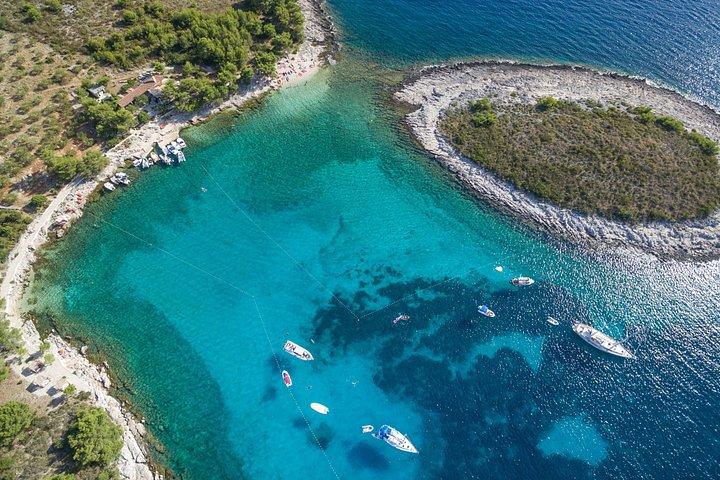 Passeio de barco privado pelas rochas vermelhas e ilhas Pakleni