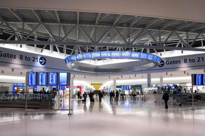 JFK空港からニューヨークのホテルまでの専用送迎サービスを1時間ごとに提供します。