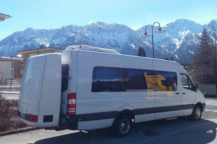 プラハからチェスキー クルムロフへのプライベート日帰り旅行。 1.5時間のガイド付きツアーが含まれています