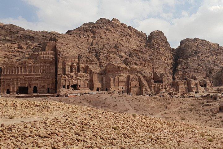 Amman and Aqaba空港からペトラとワディラムまで移動