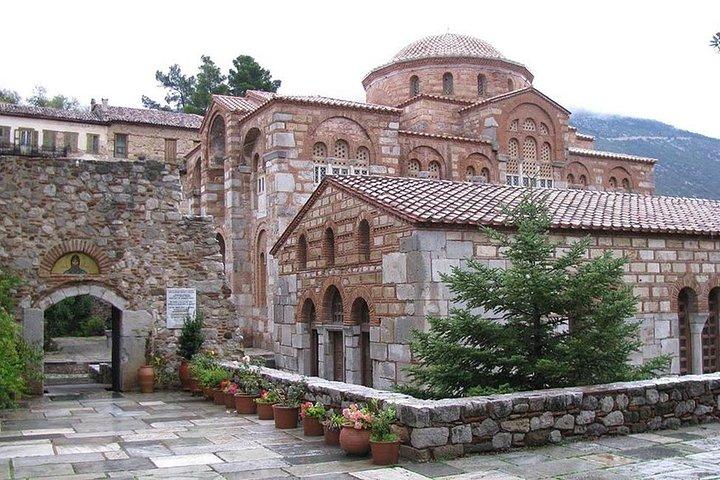 Sacred Delphi & Osios Loukas in a Full Day Private Tour