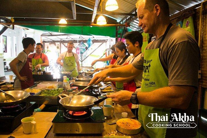 チェンマイでのタイ、アカ料理教室