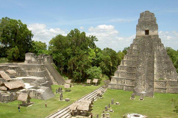 ランチ付きのアンティグアからの往復フライトを含むティカルの日帰り旅行