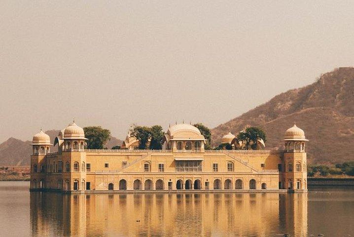 Private Stadtrundfahrt durch Jaipur im Auto mit Abendessen im Choki Dhani