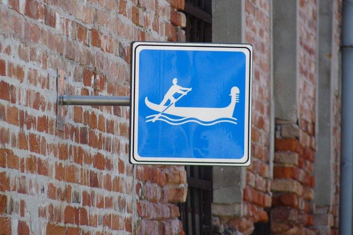 ヴェネツィアのプライベートゴンドラに乗って：運河でセレナーデを楽しむ