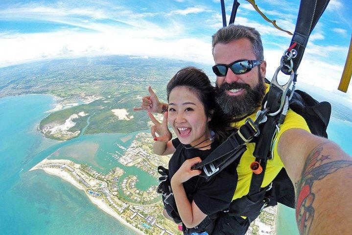 スカイダイブフィジーラジカル10000フィートタンデムジャンプ(30秒自由落下)