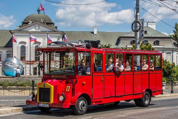 プレスポラチク観光車両でブラチスラヴァのビッグキャッスルツアー
