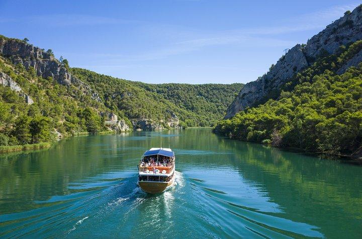 Krka-Wasserfälle & historisches Šibenik - Fahrer & Guide, Bootsfahrt, Mittagspause