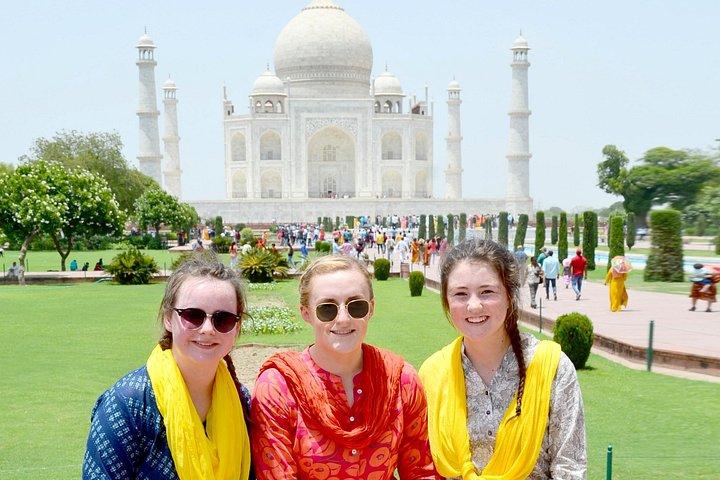 デリー発：タージマハルとフォートを含むプライベートアグラ日帰りツアー