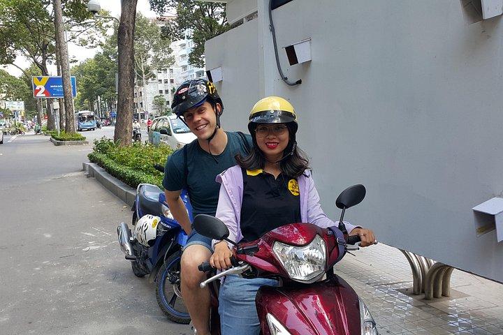 10種類の本格料理付きバイクで行くサイゴン高級料理ツアー