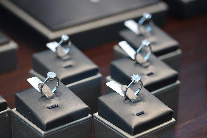 ダイヤモンド切削工場見学、私たちがいかにしてラフダイヤモンドを生き返らせるかを体験してください