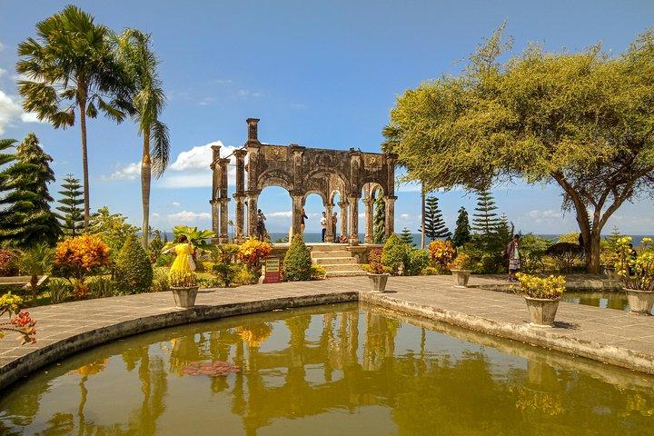 East Bali Tour、Lempuyang  - ティルタ・ガンガ - ウジュン・スエカサダ - ブラックサンドビーチ