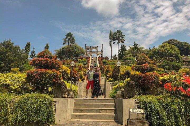 East Bali Tour、Lempuyang  - ティルタ・ガンガ - ウジュン・スエカサダ - ブラックサンドビーチ
