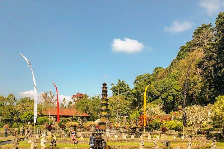 East Bali Tour、Lempuyang  - ティルタ・ガンガ - ウジュン・スエカサダ - ブラックサンドビーチ