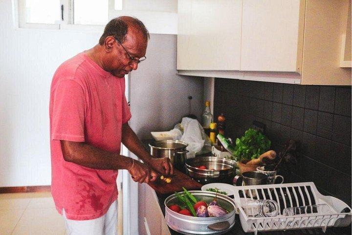コロンボの地元の家庭で味わう伝統的なスリランカ料理