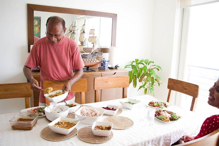 コロンボの地元の家庭で味わう伝統的なスリランカ料理