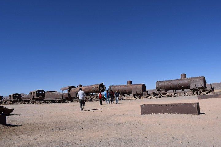 ウユニ塩湖1日2日。スペイン人ドライバー/ガイド。 Volcan Tunupa Ruta。
