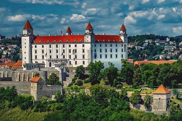 Tour privato a piedi di Bratislava con un locale