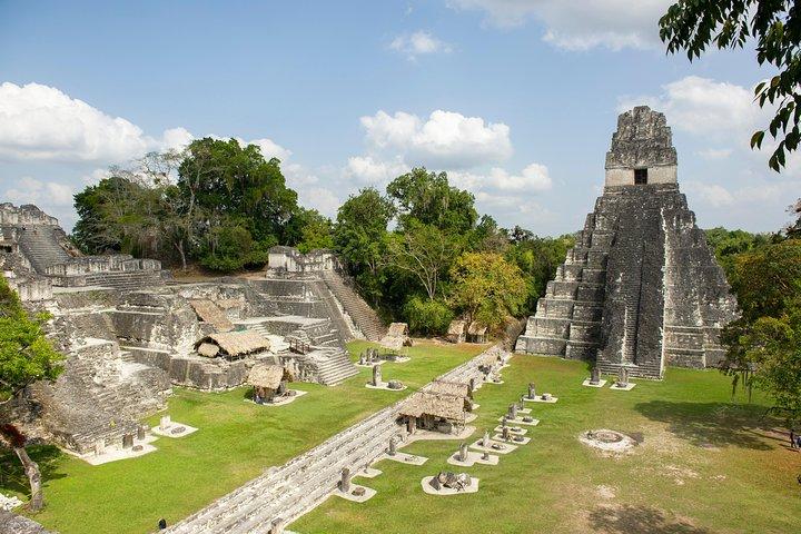 ランチ付きのアンティグアからの往復フライトを含むティカルの日帰り旅行