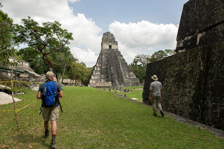 ランチ付きのアンティグアからの往復フライトを含むティカルの日帰り旅行