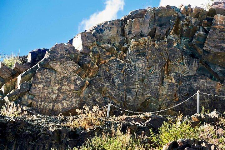 タンバリーの古代岩面彫刻 - ユネスコ世界遺産