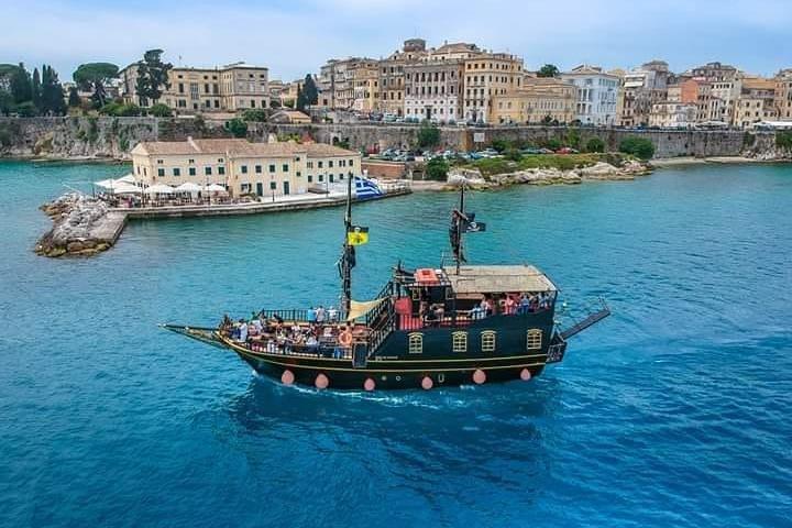 Minicruzeiro pela costa da cidade de Corfu com navio pirata 75 min