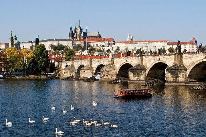 Halvdags privat rundvisning i Prag + River Cruise med luksus Mercedes