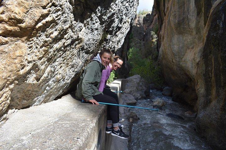 シエラネバダ山脈でのハイキング：峡谷、洞窟、吊り橋