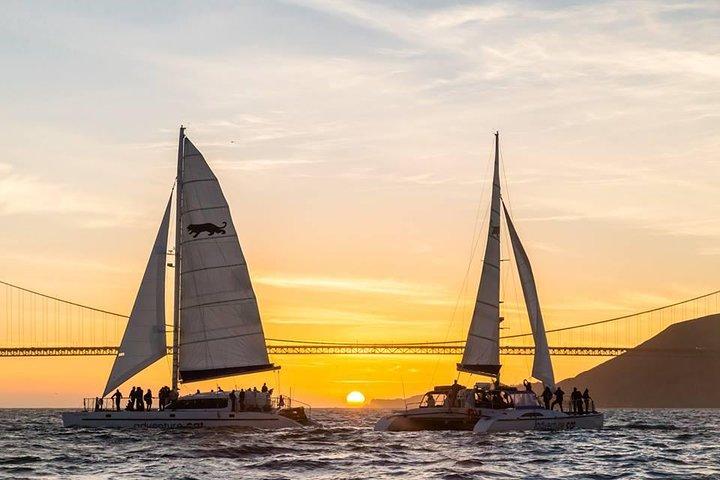 Katamaranfahrt durch die San Francisco Bay bei Sonnenuntergang