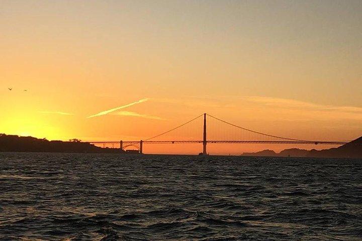 Katamaranfahrt durch die San Francisco Bay bei Sonnenuntergang