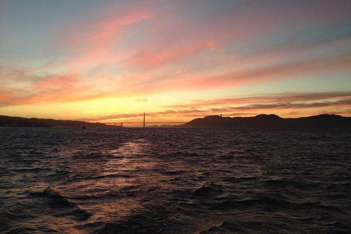 Katamaranfahrt durch die San Francisco Bay bei Sonnenuntergang