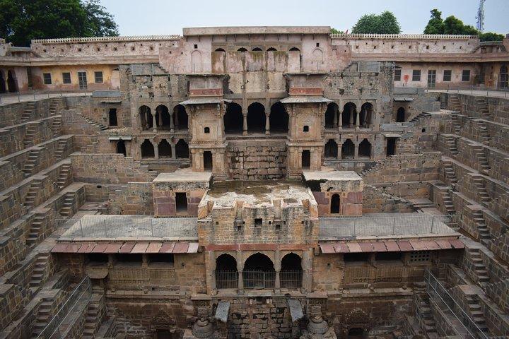 Privater Transfer von Agra über Fatehpur Sikri und Abhaneri nach Jaipur