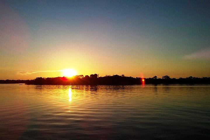 Experiencia de día completo en el río Amazonas con tour nocturno en barco