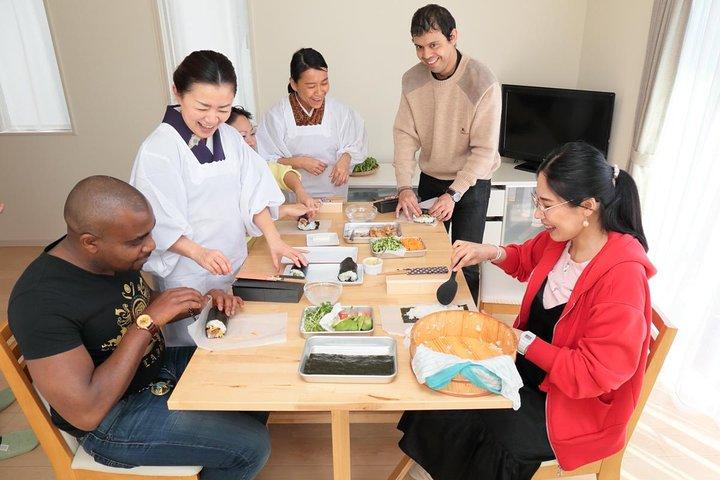Hausgemachte Sushi und Supermarkt-Tour in Kamakura