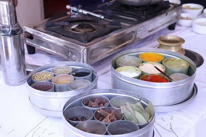 Assapora le ricette della famiglia reale nel centro di Jaipur con una famiglia locale