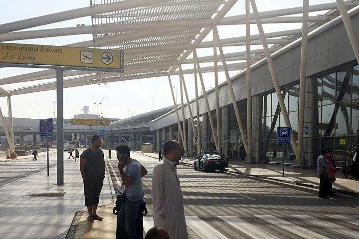 Aankomst luchthaventransfer van het vliegveld naar de stad Gizeh of Caïro.