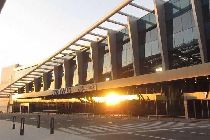 Aankomst luchthaventransfer van het vliegveld naar de stad Gizeh of Caïro.